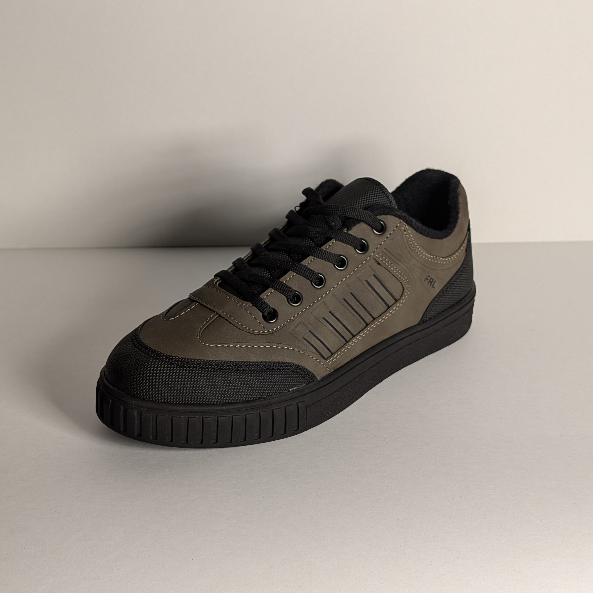 Dresser Trendy Black Athletic Sneakers / მამაკაცის ფეხსაცმელი